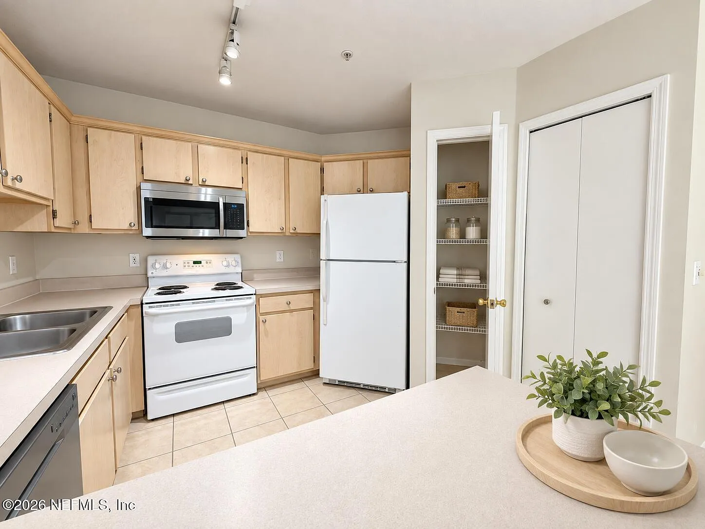 2 bed, 2.0 bath, 1156 sqft, $1,875 — Photo 4