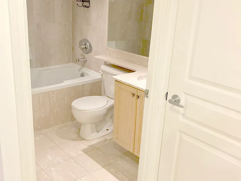 140 Simcoe St #610 — Photo 4