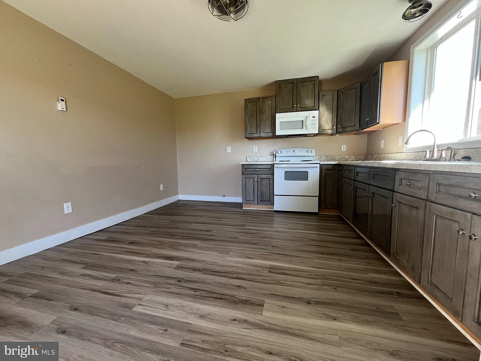 3 bed, 1.5 bath, 1500 sqft, $1,250 — Photo 4