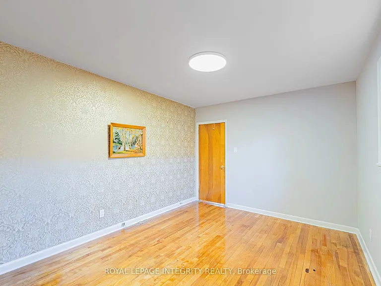 1746 Gage Cres #A — Photo 17