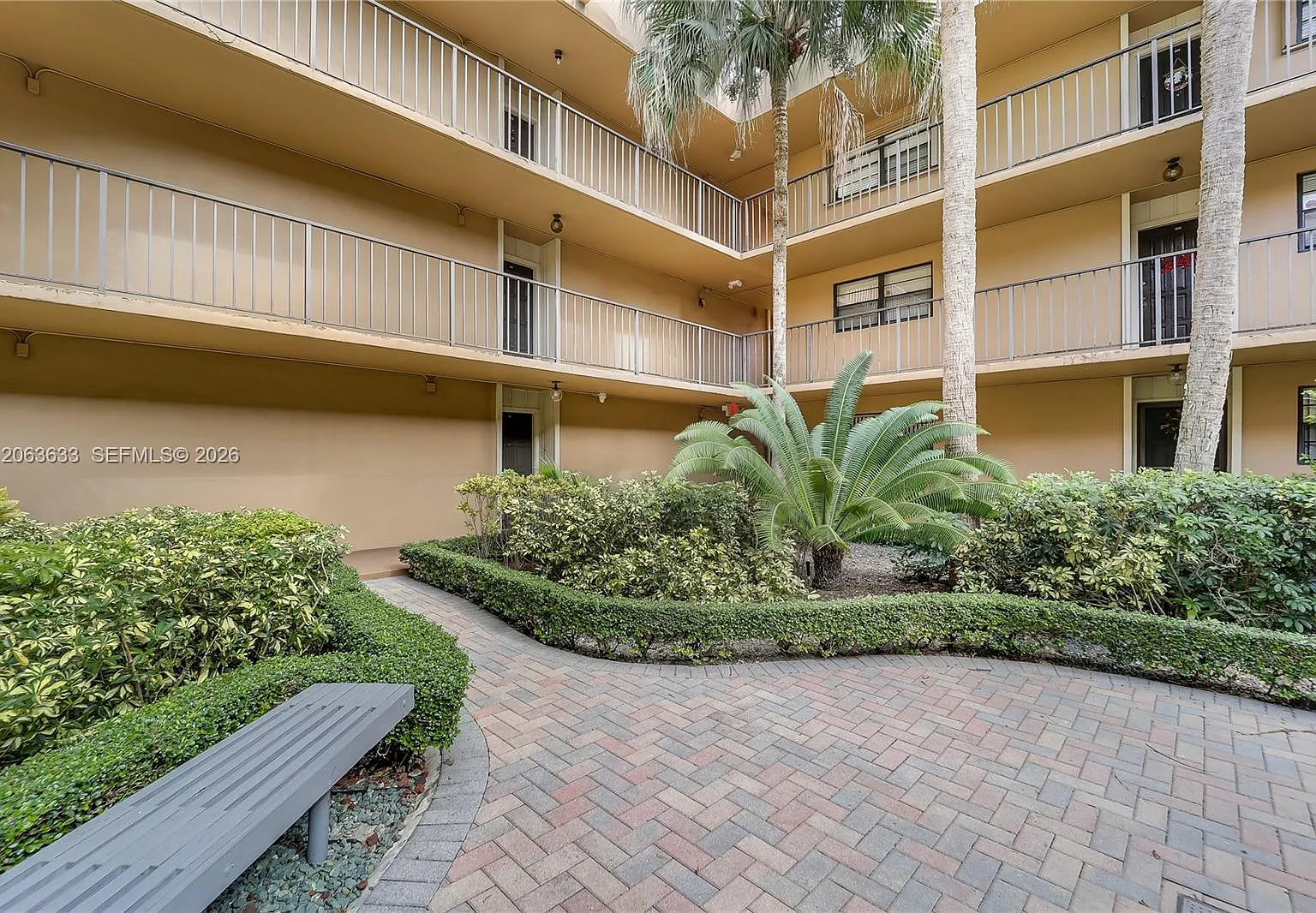 Gardens Of Kendall Condo — Photo 2