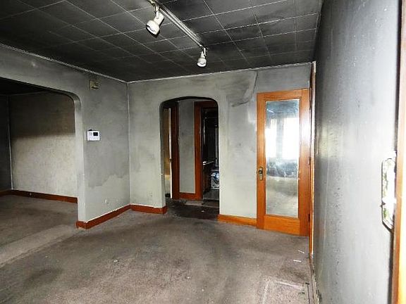 4th image of 917 W Hillcrest Ave