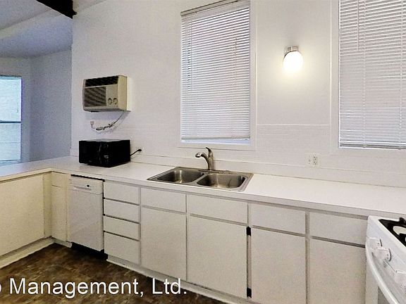 3rd image of 831 W Wrightwood Ave
