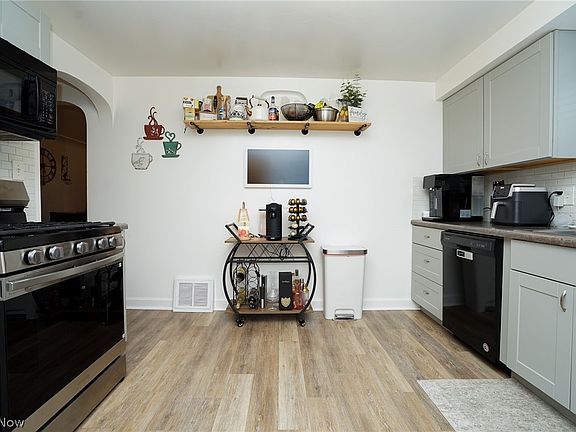 3rd image of 221 Parkgate Ave
