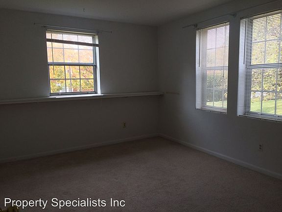4th image of 1729 N Queens Ln APT 116