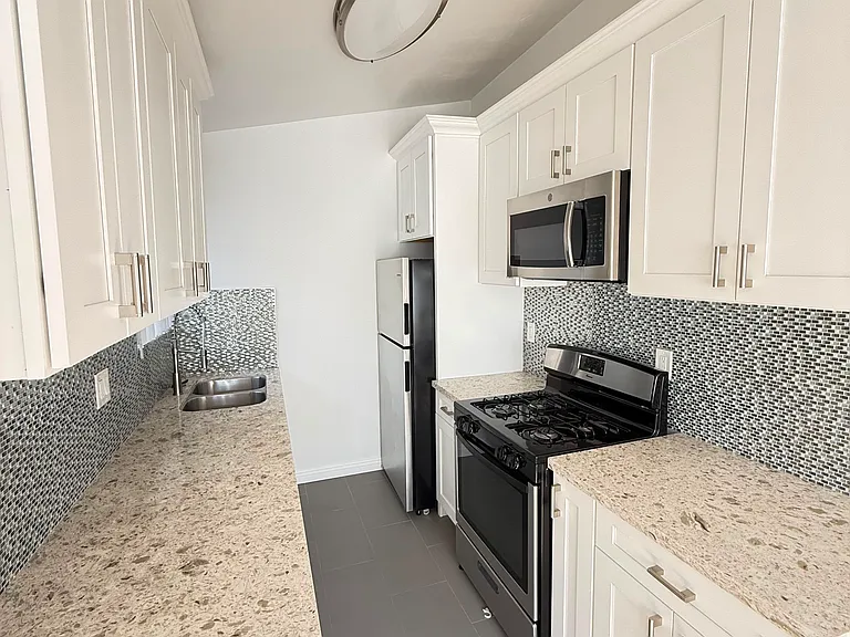 656 S Cochran Ave #7 — Photo 2