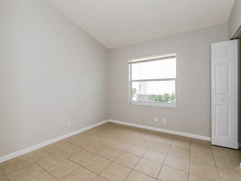 1910 Capeside Cir — Photo 12