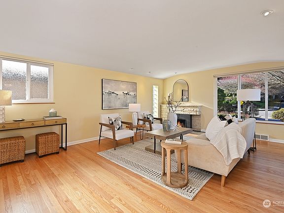 5th image of 2688 Bishop Place W