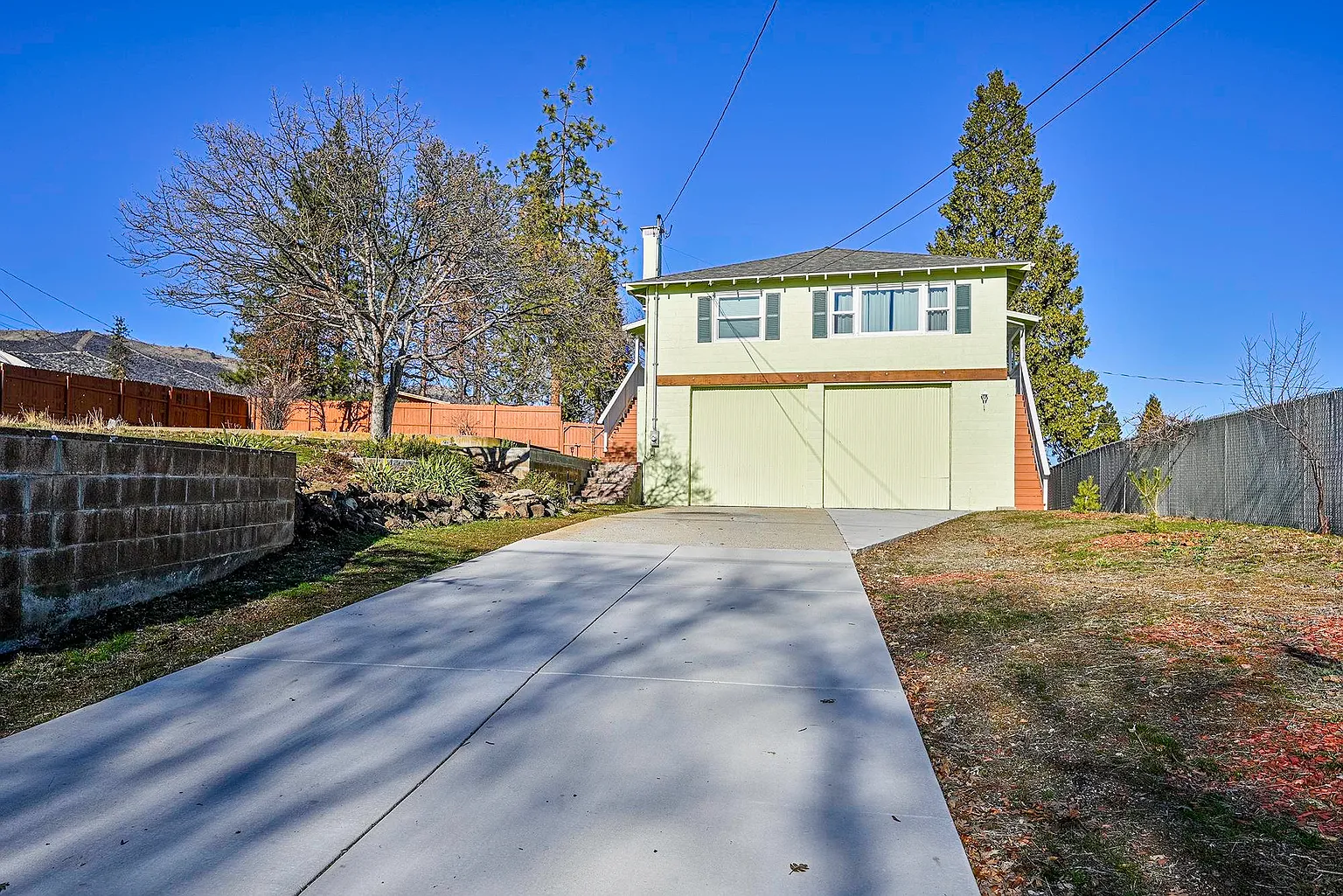 712 Oak St photo 1