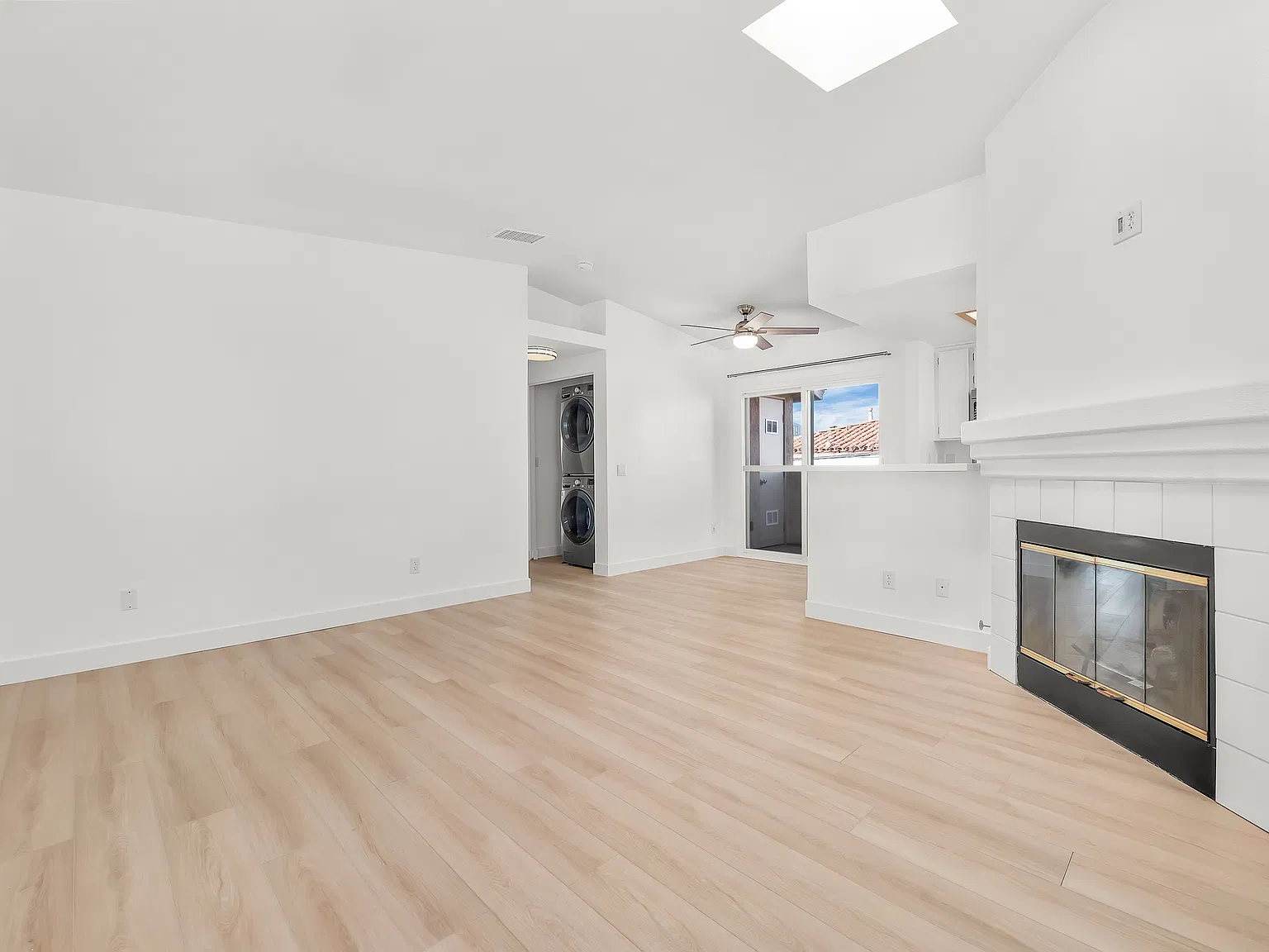2 bed, 906 sqft, $3,300 — Photo 2