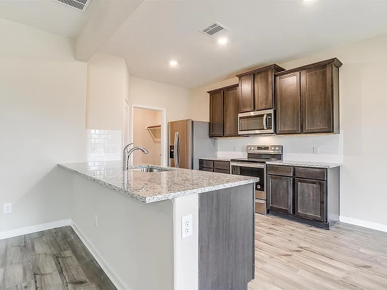 1025 McDonald Dr — Photo 6