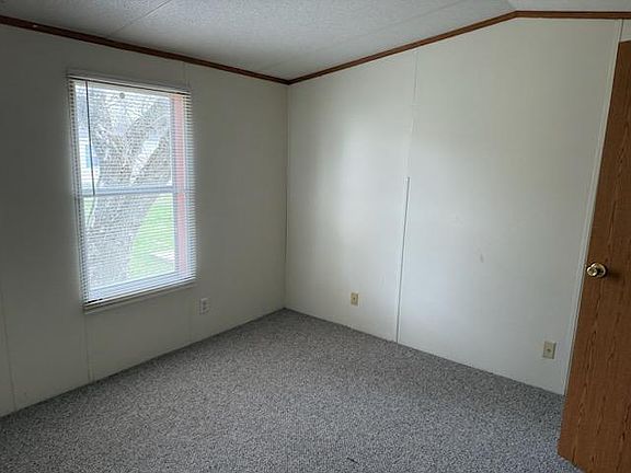 5th image of 121 Creekside Ln
