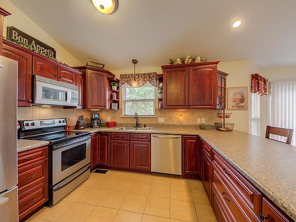 4th image of 11 Hollyhock Dr