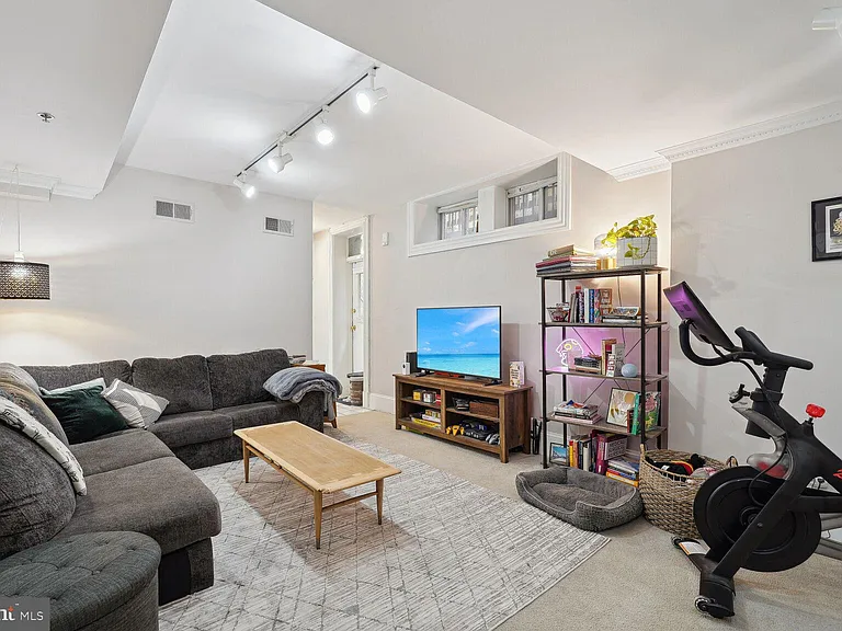 1736 18th St NW #T2 — Photo 3