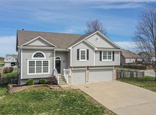 1110 Camelot Dr, Raymore, MO 64083