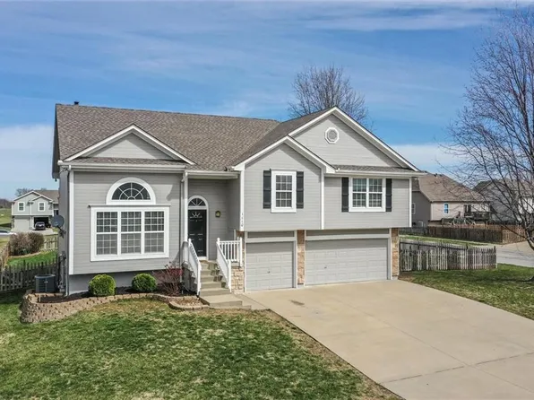 1110 Camelot Dr, Raymore, MO 64083