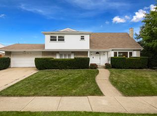2110 E Sherwood Rd, Arlington Heights, IL 60004
