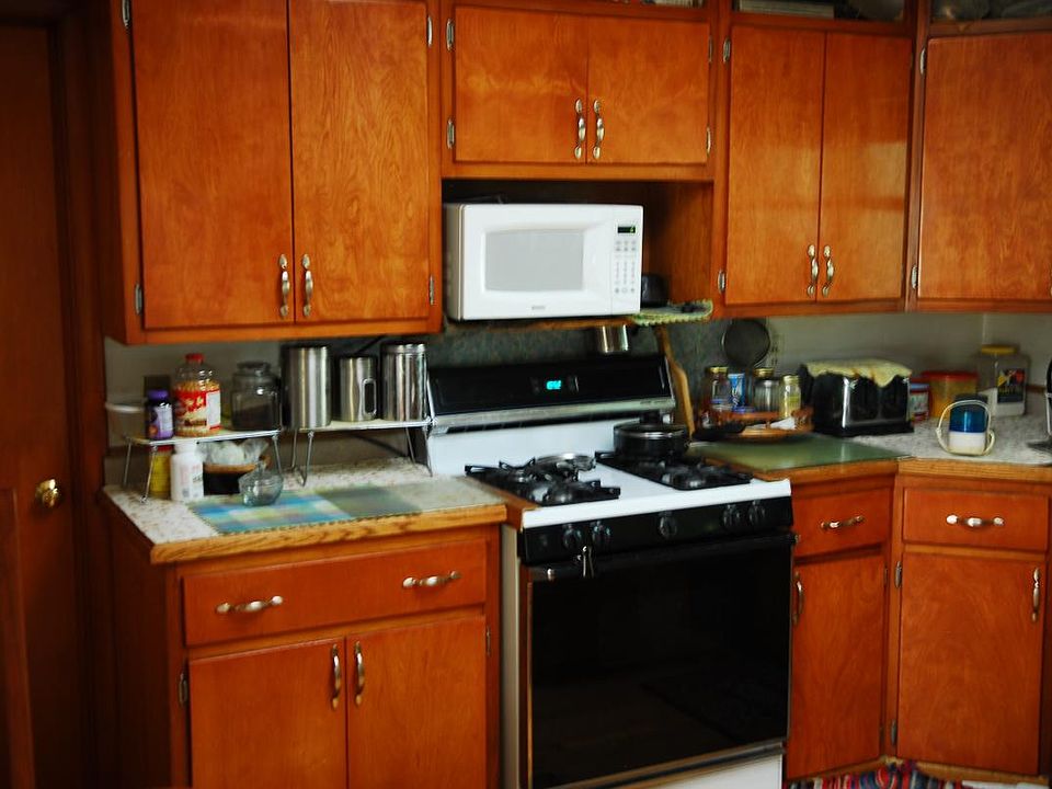 Kitchen (oven and some cabintets)