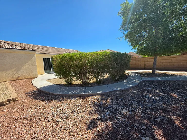 2086 E Jamie Rd — Photo 17
