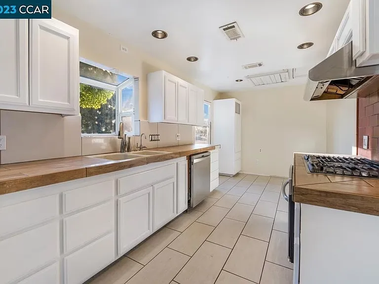 1502 Oakwood Dr — Photo 15