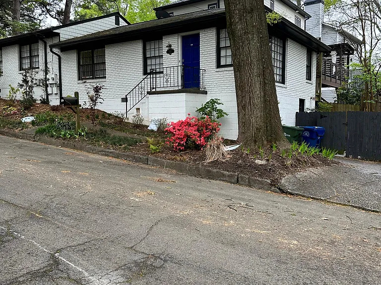 801 Piedmont Way NE — Photo 2