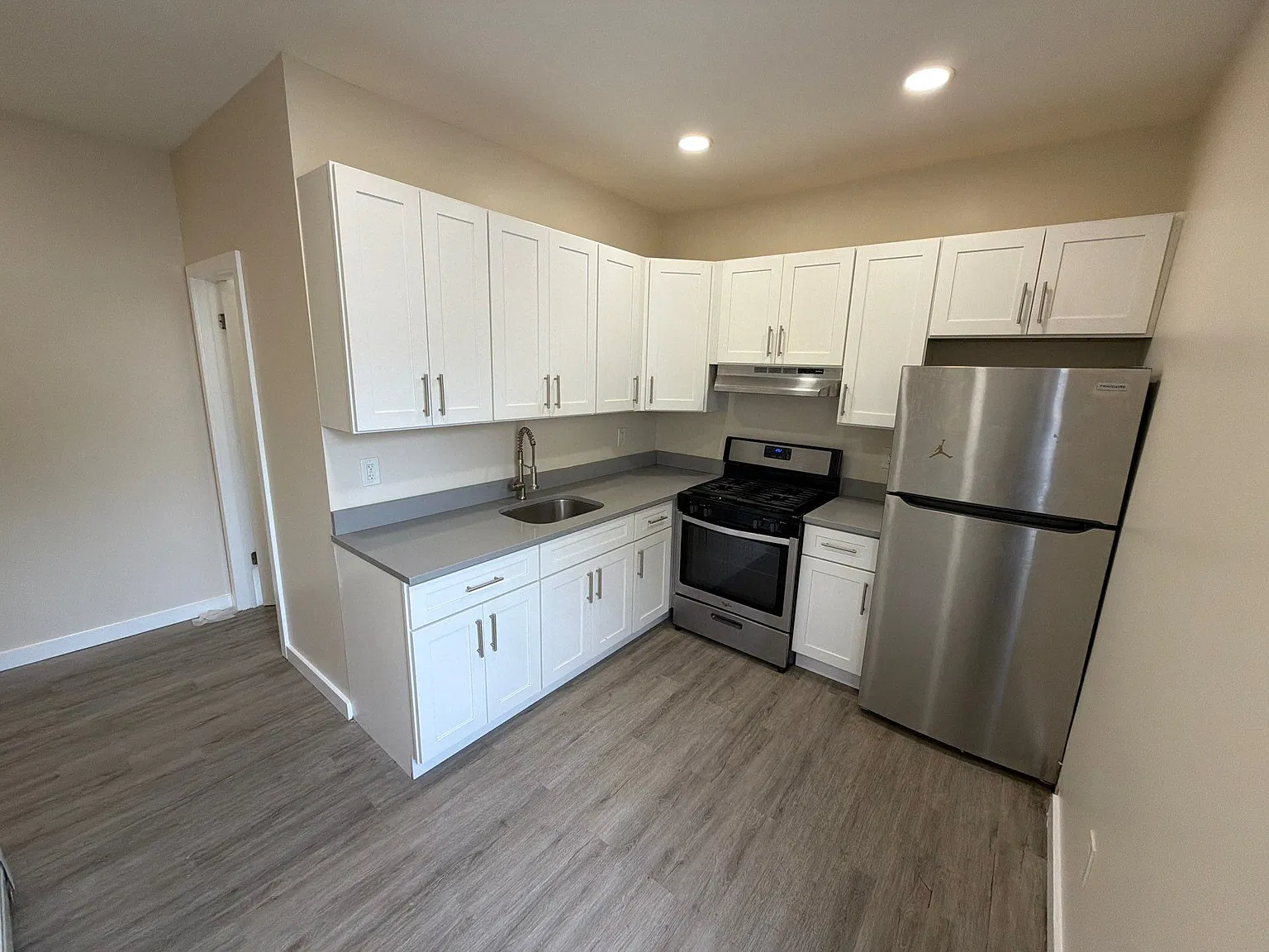 3 bed, $1,800 — Photo 3