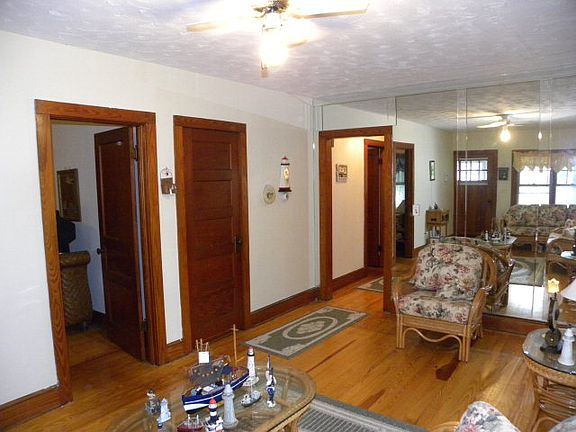 3rd image of 222 Franklin St
