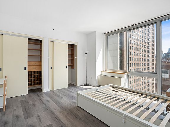 3rd image of 225 W 60th St APT 15A