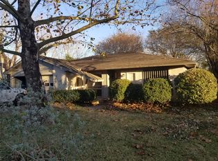 303 Mary Ann Dr, Friendswood, TX 77546