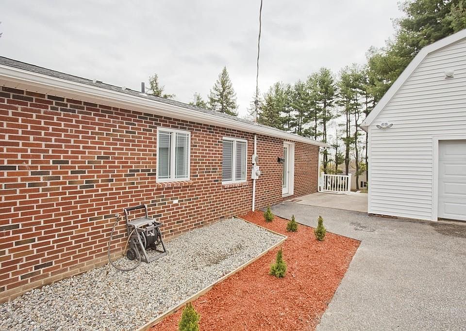 3 Brenan St, Holyoke, MA 01040 Zillow