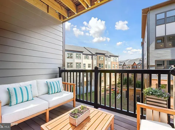 4395 Peach Lily Ln Unit 311, Chantilly, VA 20151