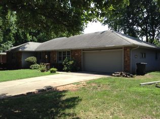 1552 E Walnut Lawn St, Springfield, MO 65804