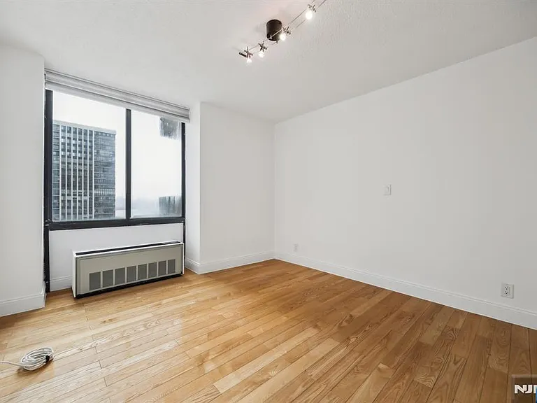 300 Winston Dr #2020 — Photo 16