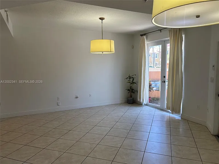 915 SW 143rd Ter #2008 — Photo 5