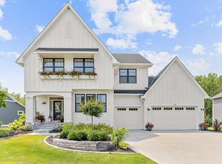 40 Rapp Farm Blvd, North Oaks, MN 55127