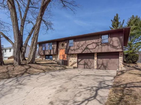 532 Mississippi Ter, Le Claire, IA 52753