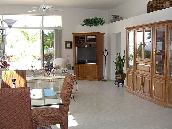 5th image of 2561 Bay Pointe Dr