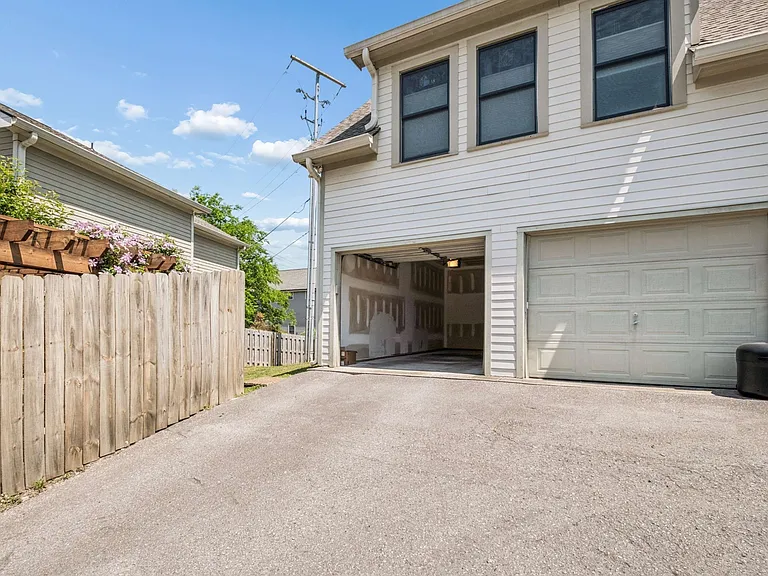 415 Van Buren St — Photo 30