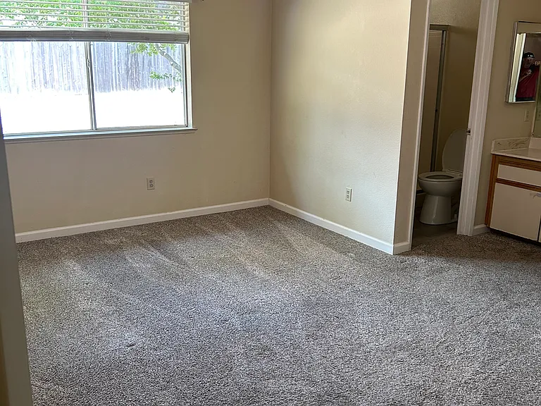 536 Longridge Dr — Photo 10