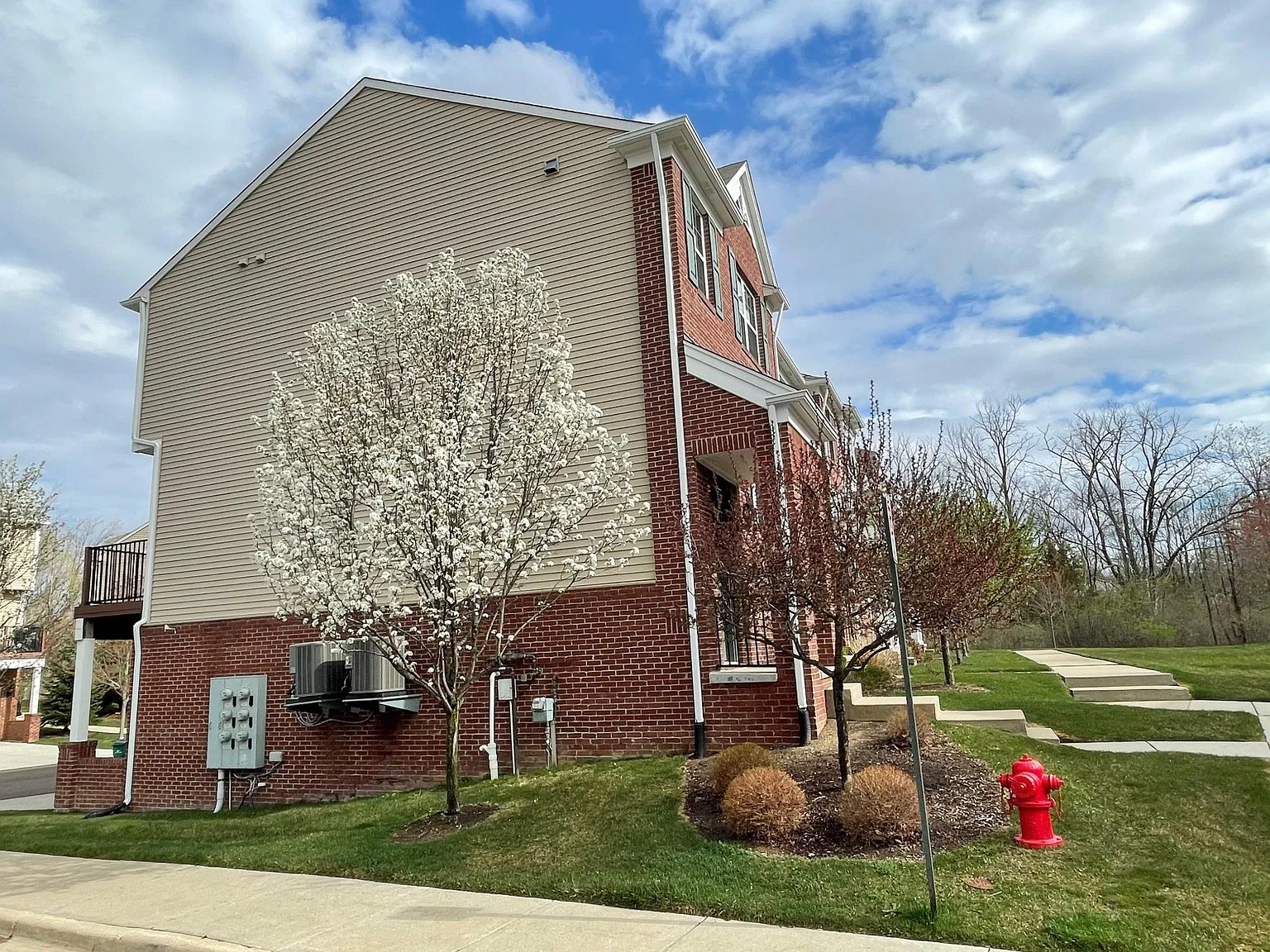 3 bed, 2.5 bath, 1500 sqft, $2,400 — Photo 3