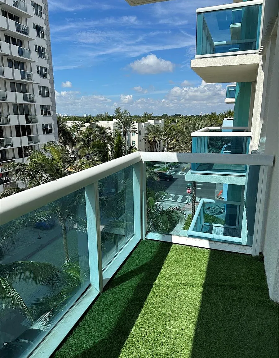 2 bed, 2.0 bath, 930 sqft, $3,825 — Photo 3
