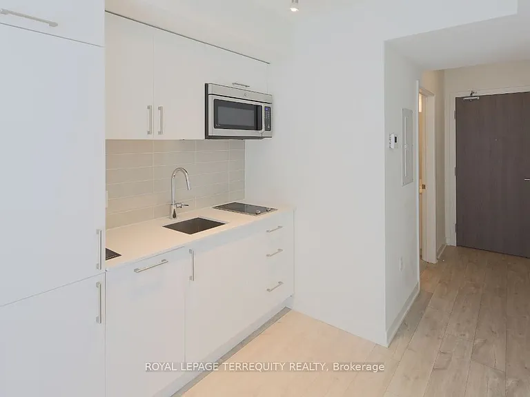 576 Front St W #627 — Photo 12