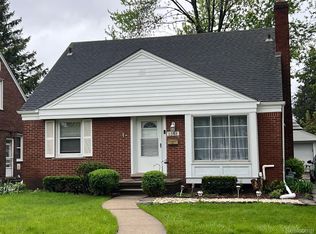 2345 Stanhope St, Grosse Pointe Woods, MI 48236