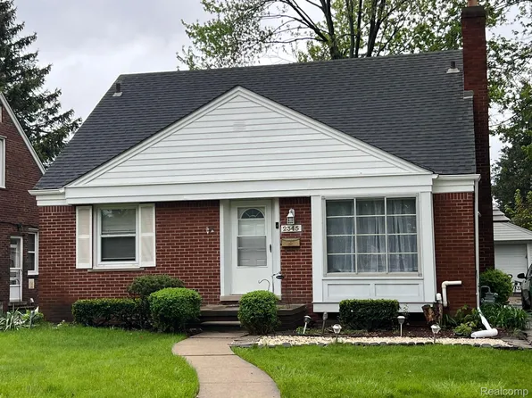 2345 Stanhope St, Grosse Pointe Woods, MI 48236