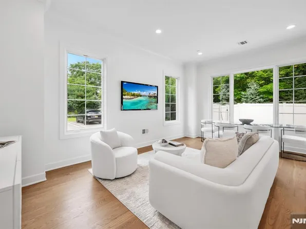 11 Gabriel Ct #11, Paramus, NJ 07652