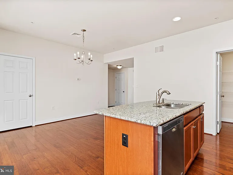 1323 Saxton Way — Photo 9