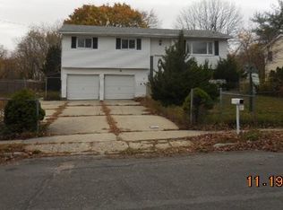 14 Alisa Ln, Bay Shore, NY 11706