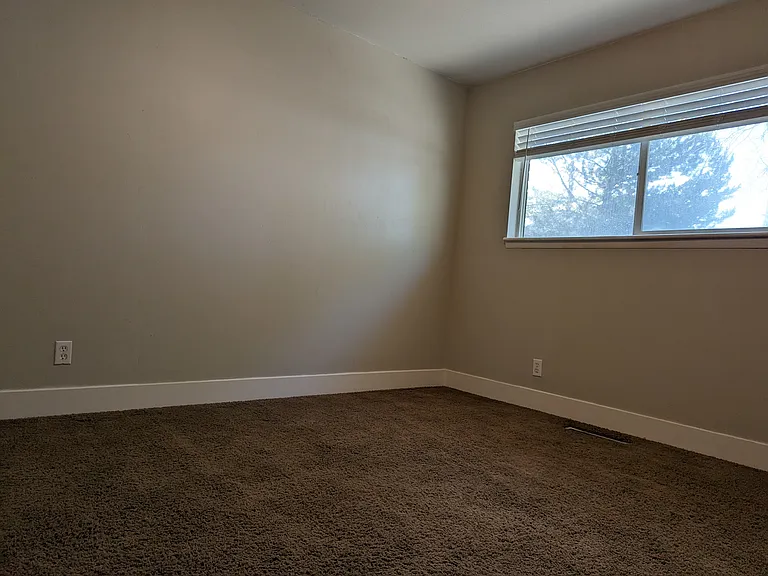 1089 W 300 N — Photo 16