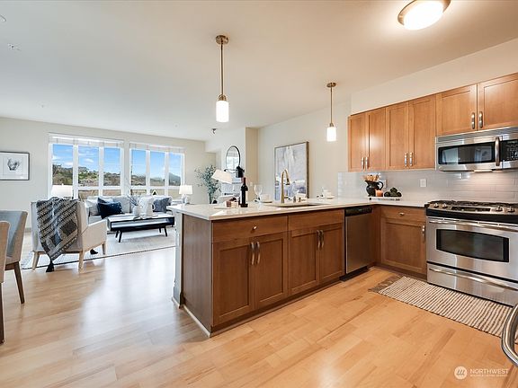 5th image of 1840 25th Avenue NE #314
