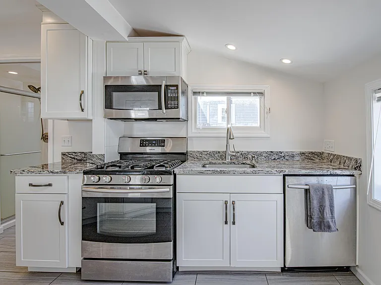 114 Mull Ave — Photo 7